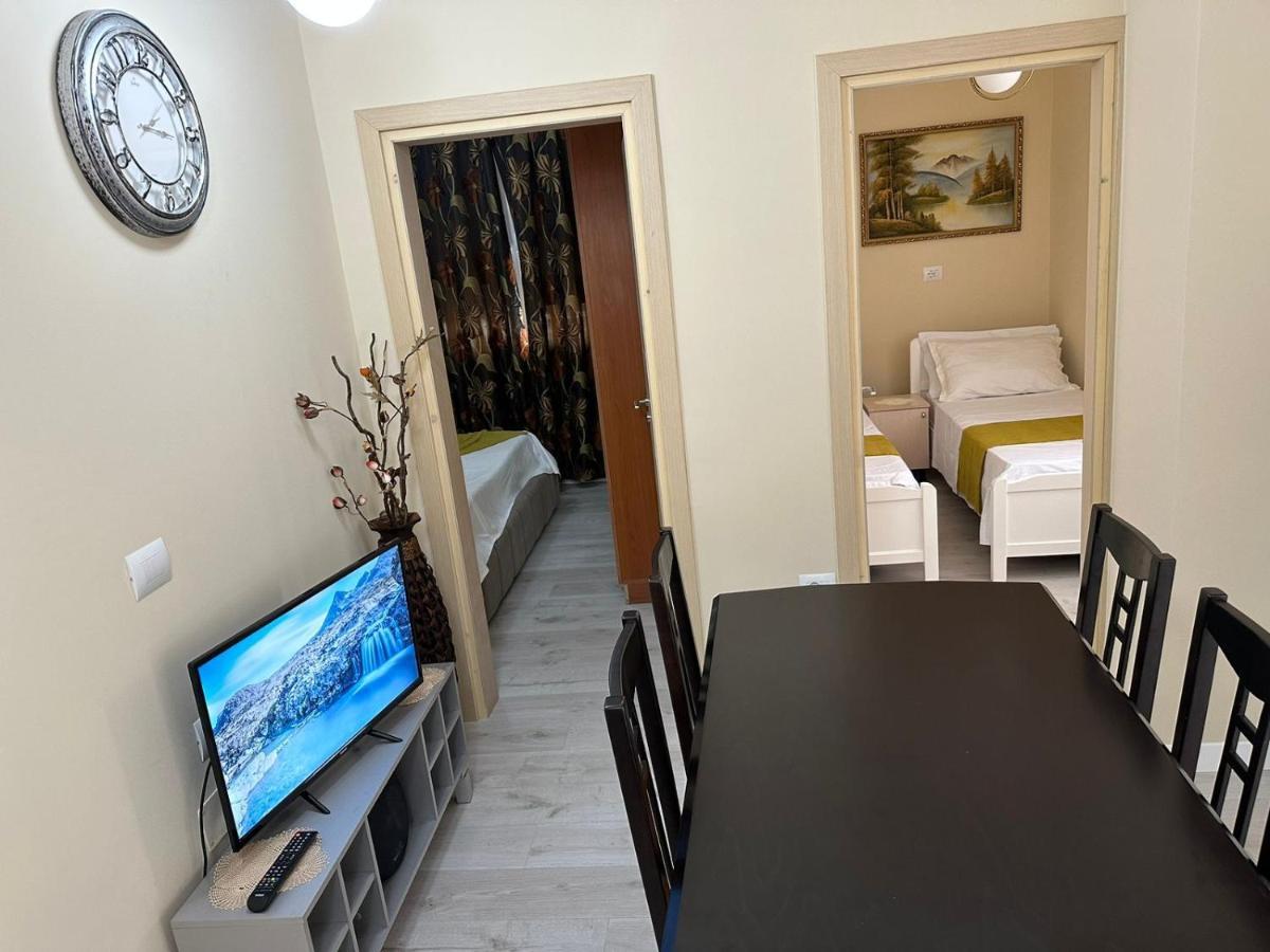 Holiday House Durrës Exteriör bild