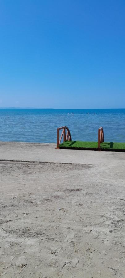 Holiday House Durrës Exteriör bild
